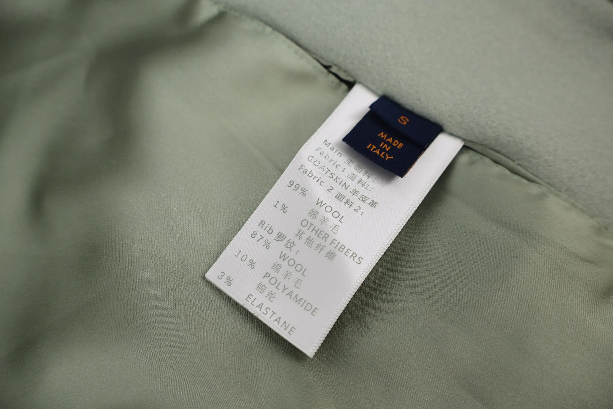 🅿️1100 1v 23FW limited edition devil’s eye baseball jacket. The original version was purchased for RMB 52,000 and developed. Customized 100% pure woolen woolen fabric and custom-dyed in light gray. Genuine leather-trimmed pockets with snap buttons on the front. Threaded layered weaving at the cuff hem adds a layered feel. YB molded custom snaps. The surface is spray-painted with glossy paint. The engraved logo is clear. The logo is engraved on both the inside and outside of the snap. This dress has 9 labels. The elegant tones highlight the delicate embroidered logo. The cuffs are made of calfskin imported from Australia. The texture retains the original stripe structure. This dress has four different embroidery techniques. The threads are made of pure cotton yarn. It is woven on a roving flat machine. The devil's eye embroidery on the back panel uses an imported towel embroidery machine. Each pattern is first embroidered on the wool. The types and colors of the embroidery threads are different. It requires manual replacement of different needles and threads, and then fixed with a sewing machine. It is very time-consuming and labor-intensive. The classic baseball uniform lapel collar is equipped with a four-button chain and a custom 1V brand logo patch logo on the inside. It is equipped with two hidden pockets and a custom coded wash mark to achieve a true restoration. ZG Size: S-M-L-XL